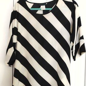 Black and white women's pullover top